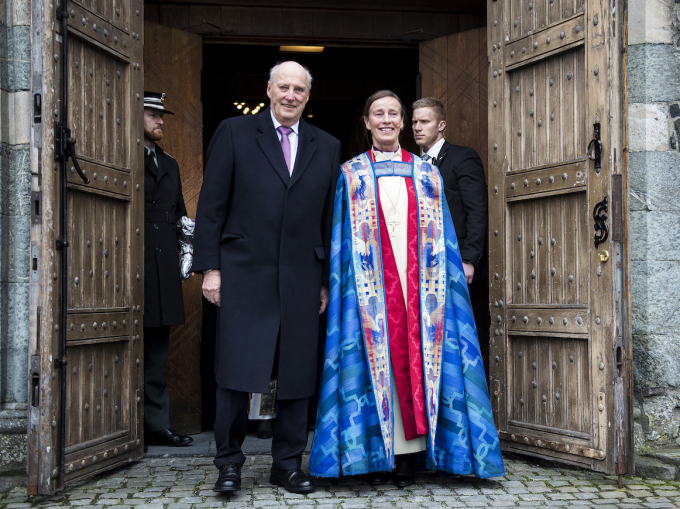 Kong Harald var til stede da Anne Lise Ådnøy ble vigslet til biskop i Stavanger. Foto: Carina Johansen / NTB Scanpix